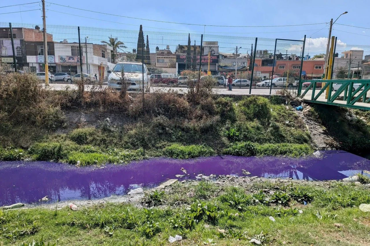 Detectan agua color violeta en dren de Santa Rosa; investigan posible contaminación