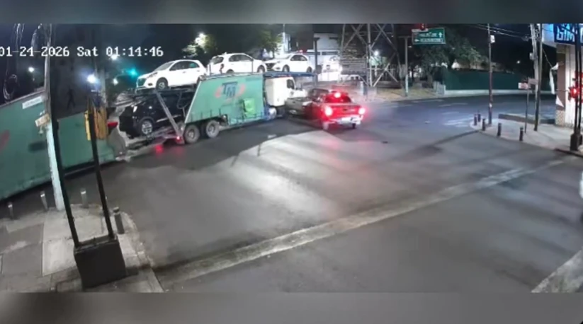 Tráiler se pasa el alto, choca contra dos vehículos en Iztapalapa y se da a la fuga