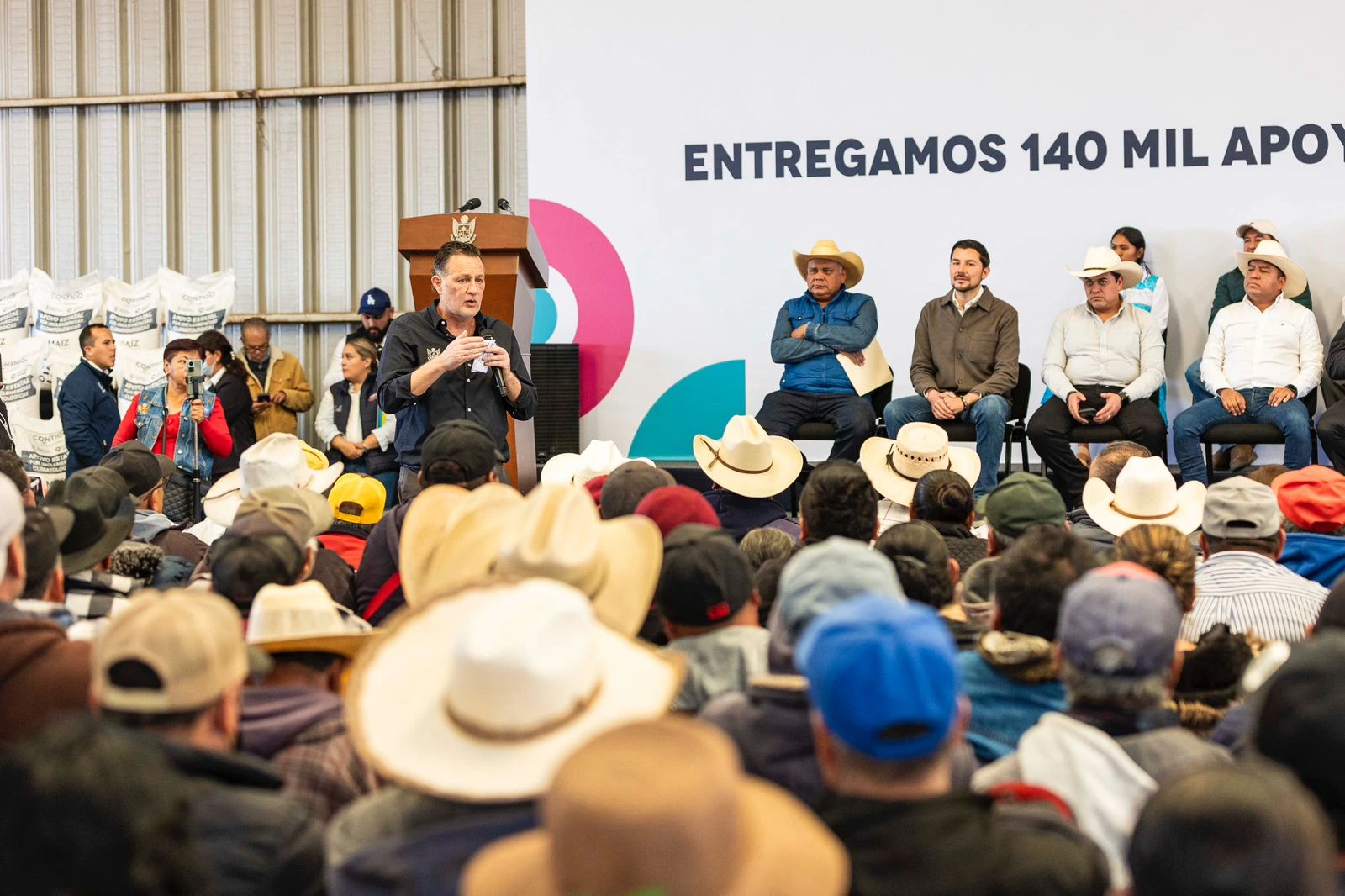 Kuri y Cabrera arrancan entrega de maíz a 2,300 familias en San Juan del Río