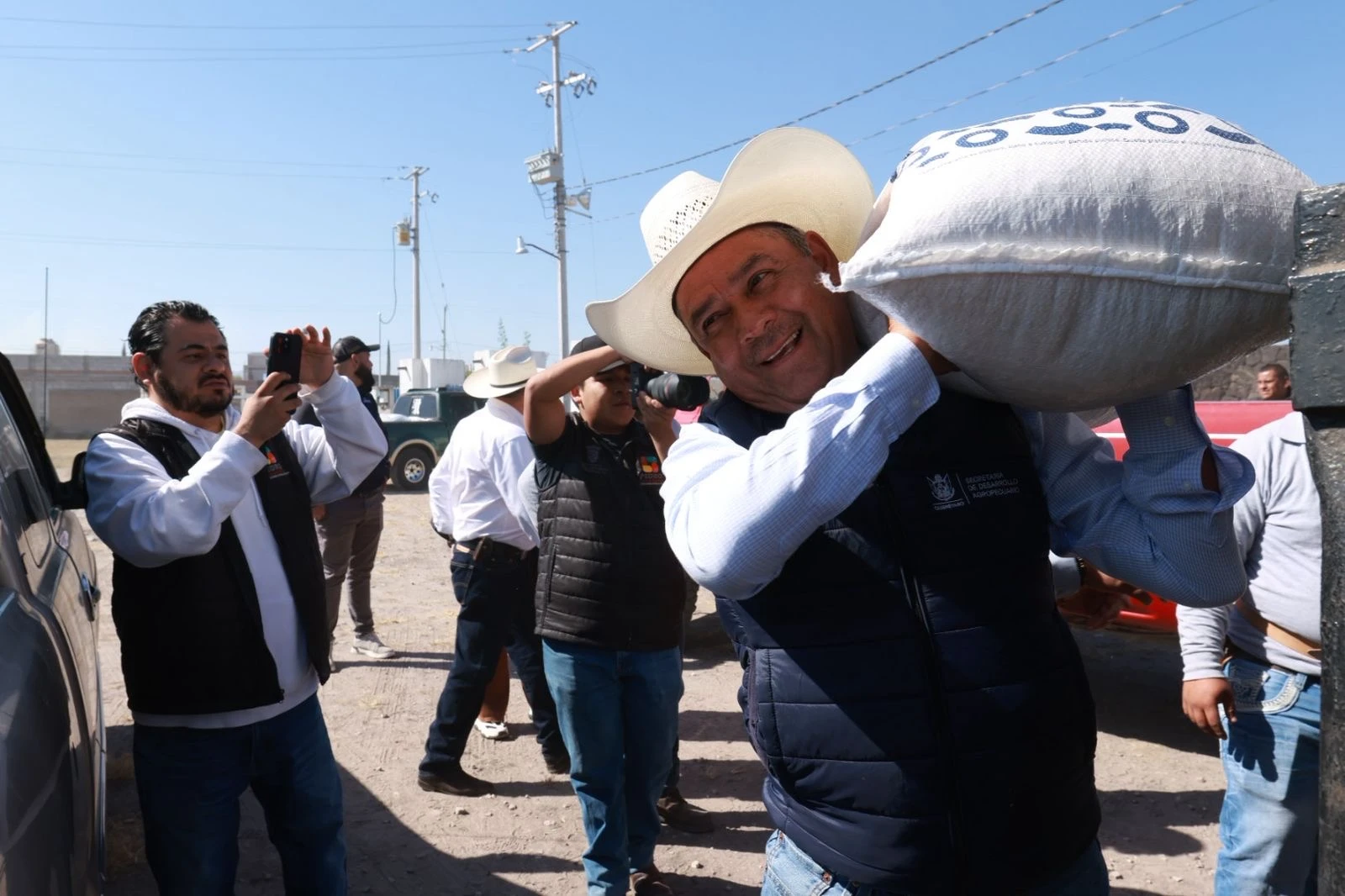 🌽🚜 Apoyan a productores de Pedro Escobedo con entrega de maíz