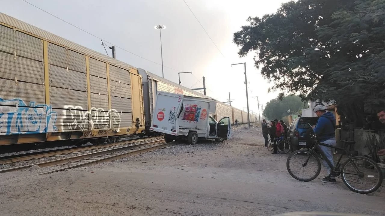 🚂💥 Tren impacta camioneta repartidora en Santa María Magdalena