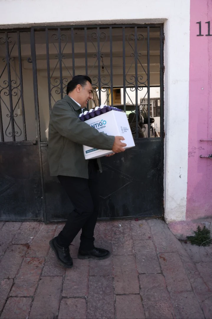 Luis Nava supervisa entrega de apoyos alimentarios en La Cañada, El Marqués