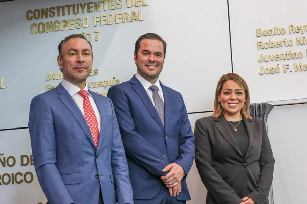 Conmemoran 200 años de la Constitución de Querétaro y develan letras doradas en el Congreso