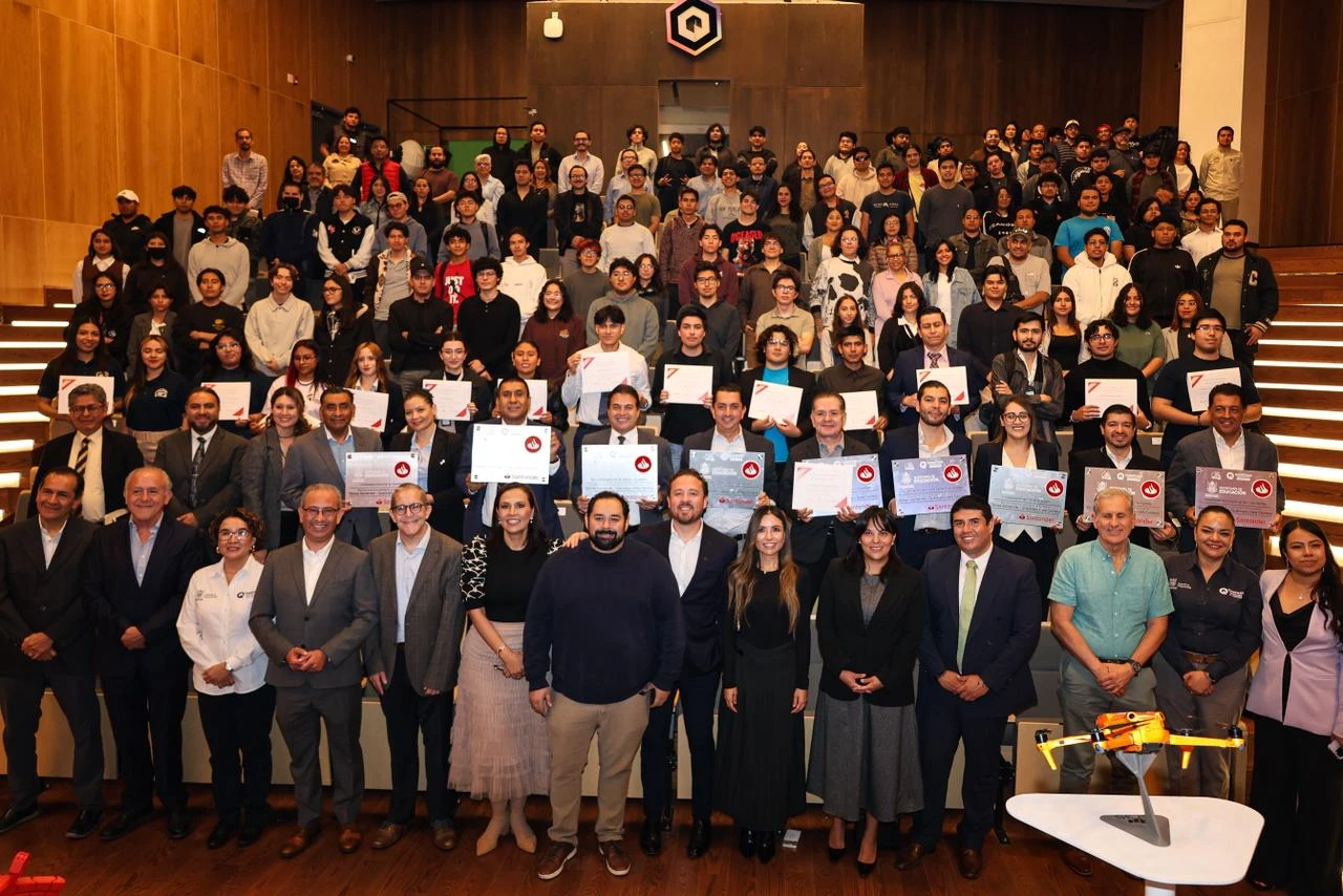 Martha Soto entrega reconocimientos del programa Santander Querétaro Data Centers 2025