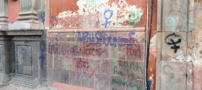 Municipio de Querétaro limpia pintas en monumentos y edificios tras marcha del 8M