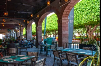 Capacitan a restaurantes del Centro Histórico de Querétaro para mejorar manejo de basura