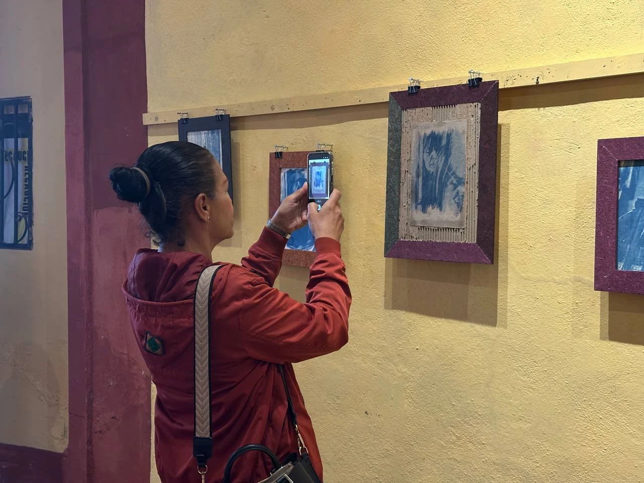 Inauguran en Casa del Faldón la exposición “Bleu/Reflejo de mujeres rotas”