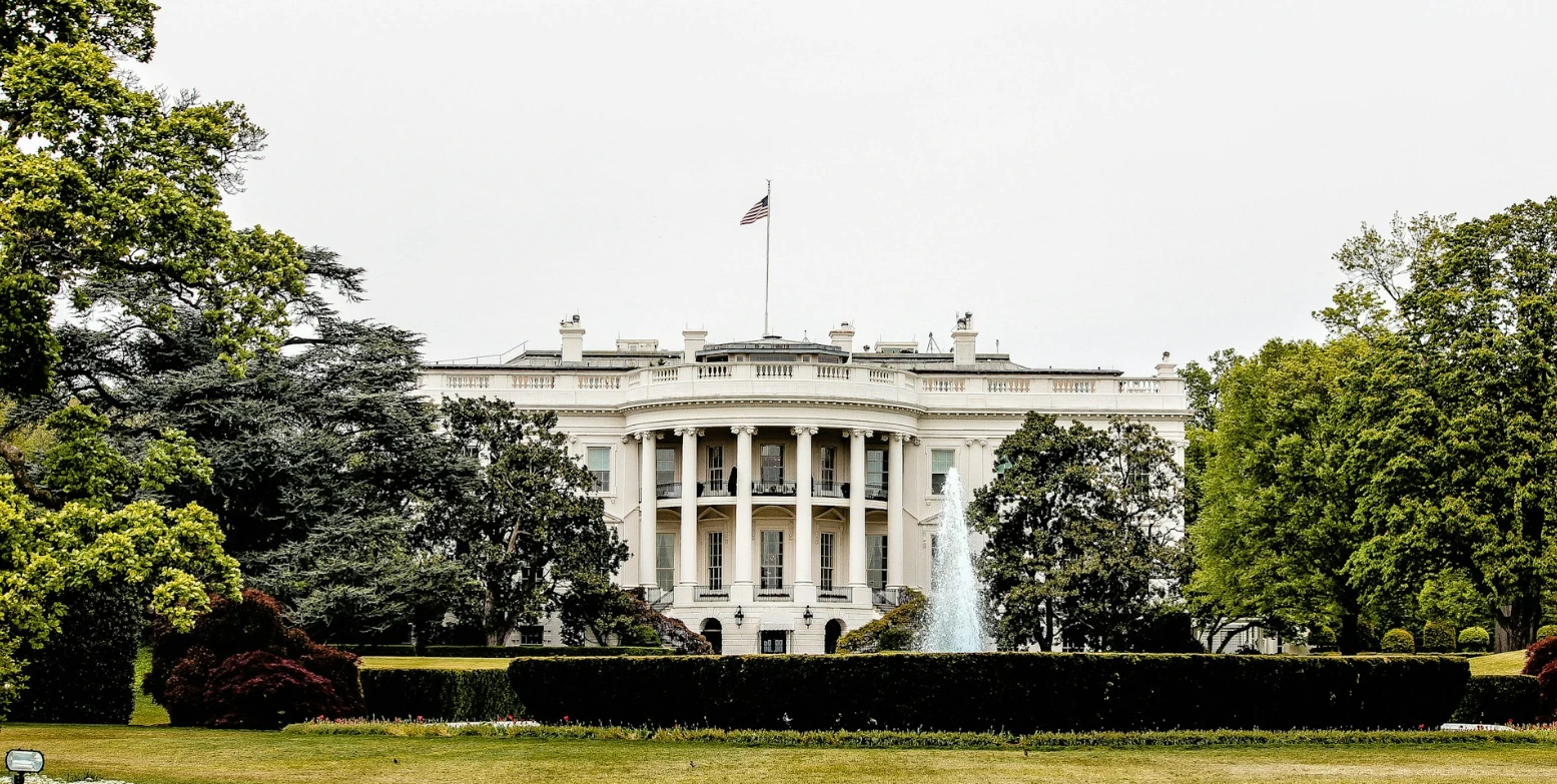 🚨 Alerta en Washington: conductor se estrella contra barricada de la Casa Blanca y es detenido