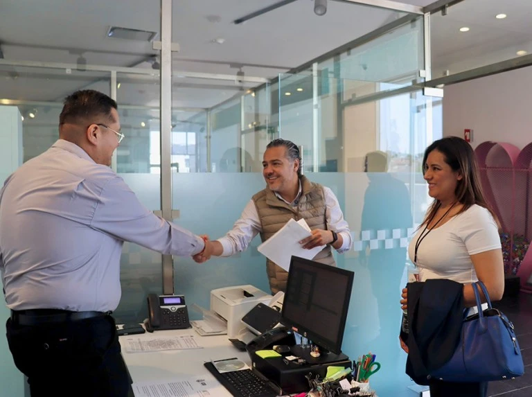 Diputado Enrique Correa propone sanciones más severas a deudores alimentarios que huyan del país