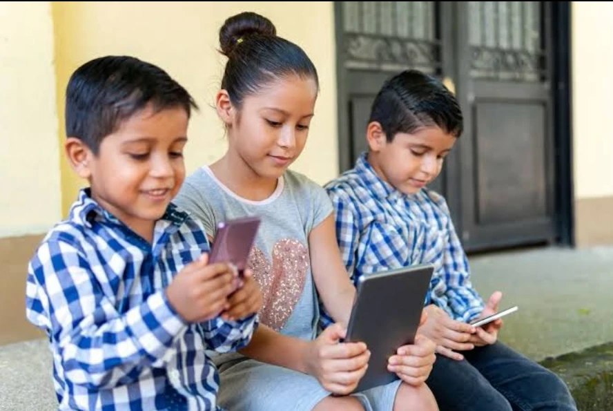 EN MÉXICO, LAS AUTORIDADES ANALIZAN LIMITAR EL ACCESO DE MENORES DE EDAD A LAS REDES SOCIALES PARA PROTEGER SU SALUD MENTAL.