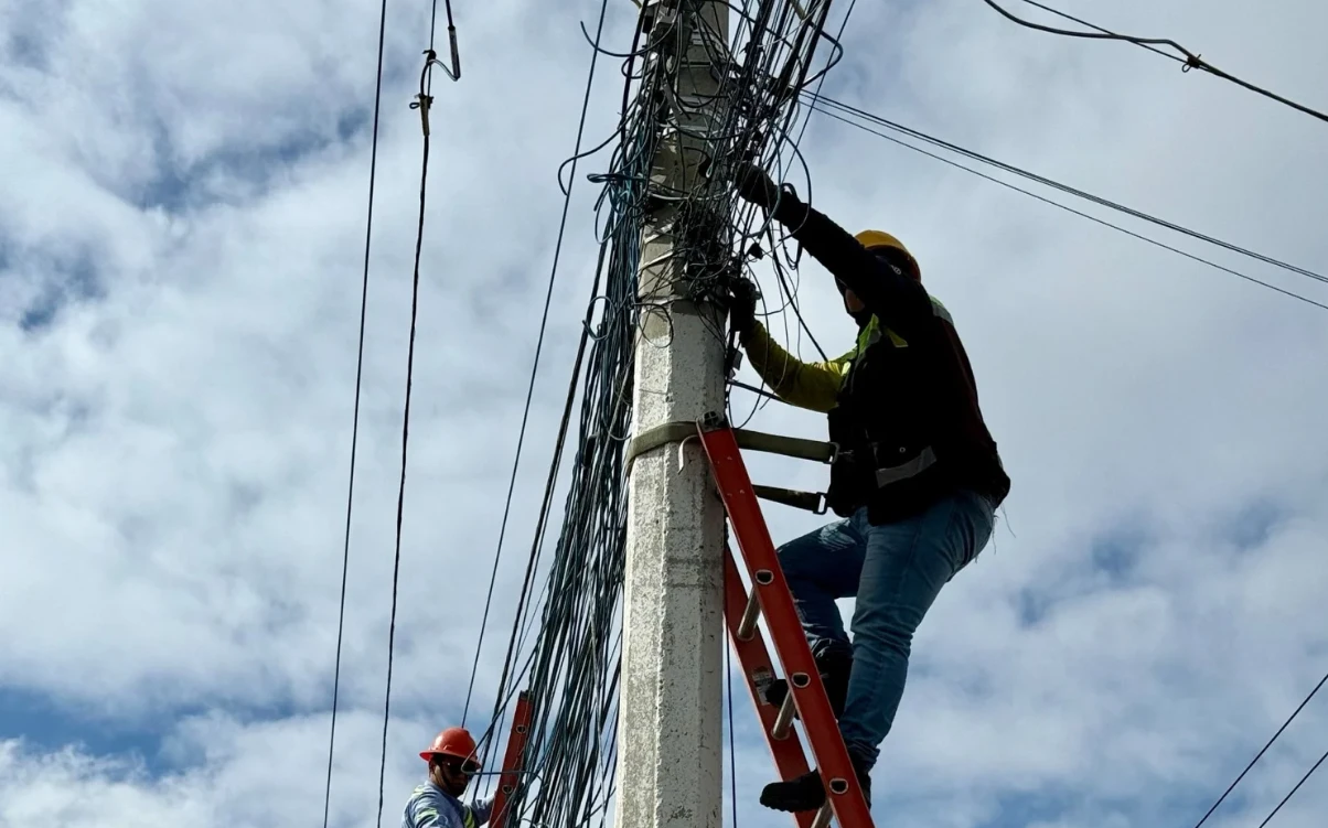 🚧 FELIFER MACÍAS IMPULSA LIMPIEZA URBANA: QUERÉTARO RETIRA TONELADAS DE CABLEADO EN DESUSO