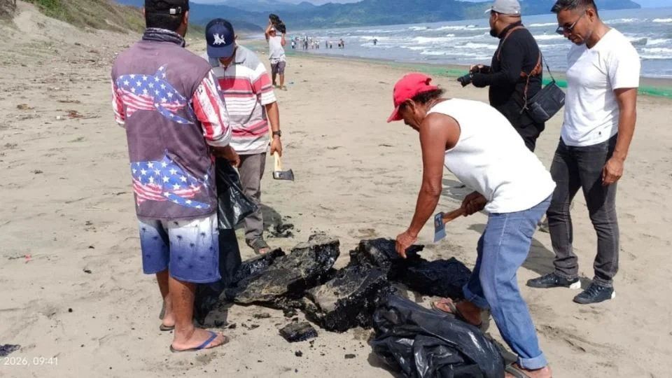 ¡Polémica en Veracruz! Gobierno niega daño ambiental, pero pescadores reportan fauna muerta por derrame