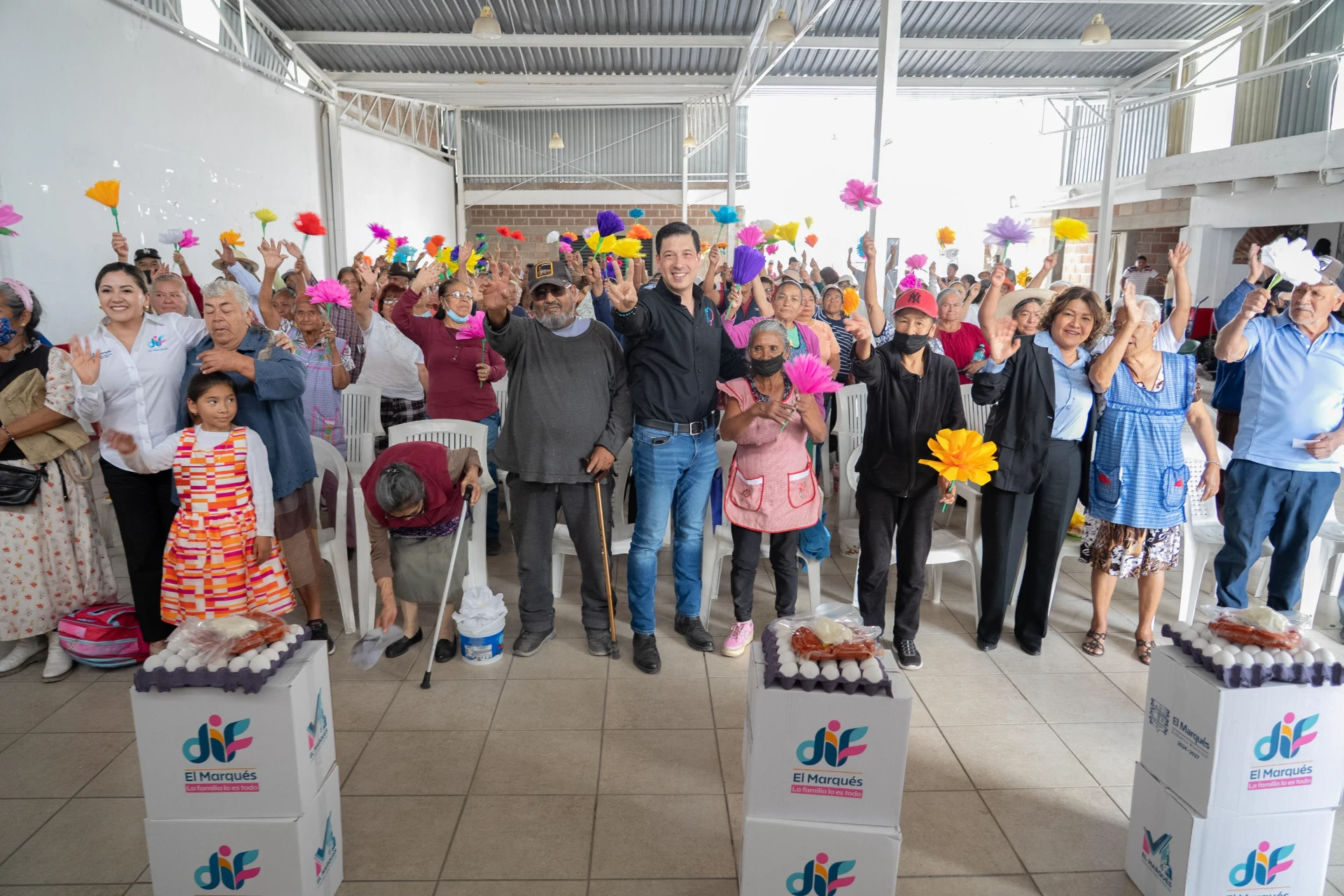 Entrega Rodrigo Monsalvo mil 449 despensas a adultos mayores en El Marqués