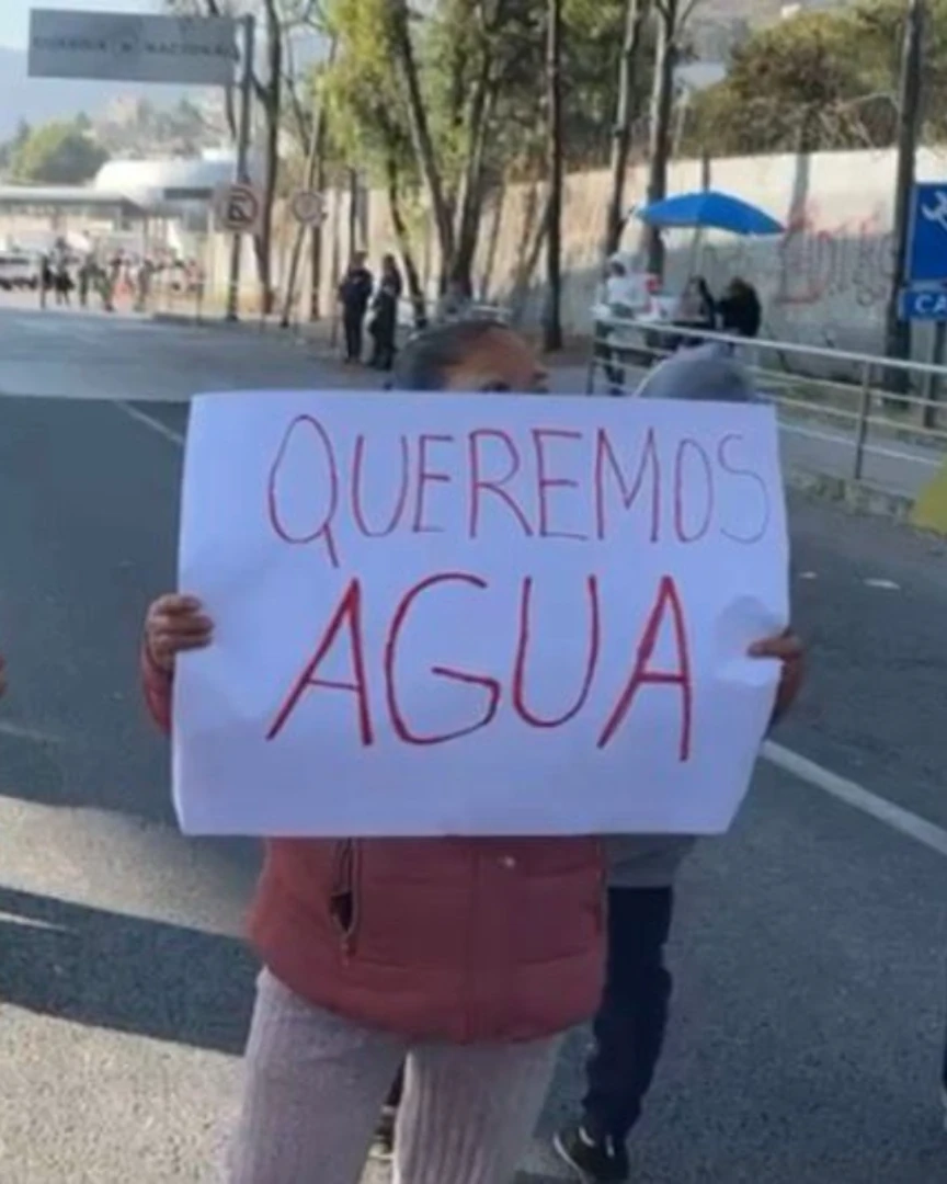 Bloqueo total en la México-Cuernavaca: Vecinos de Xochimilco cierran ambos sentidos por falta de agua