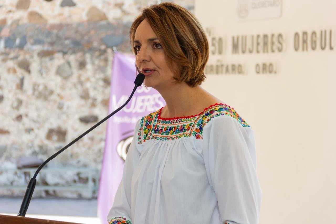 Presenta titular de la SECULT el libro 50 Mujeres, Orgullo de Querétaro