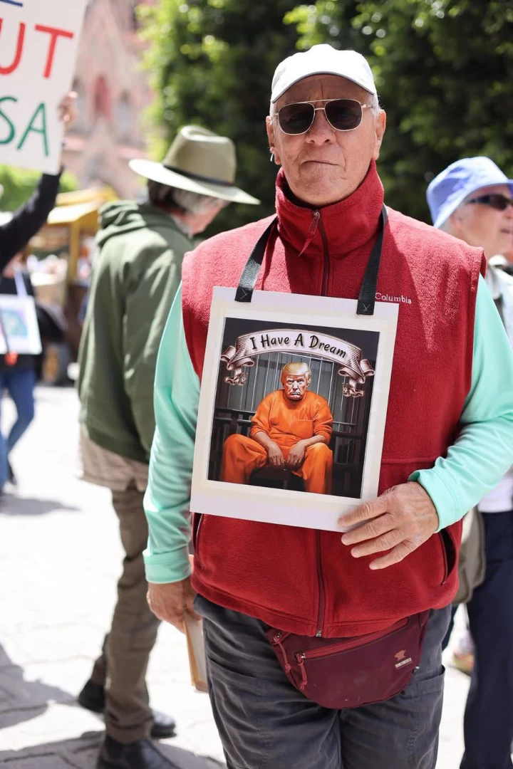 “PROTESTA EN SAN MIGUEL DE ALLENDE: CIUDADANOS ESTADOUNIDENSES MARCHAN CONTRA TRUMP”