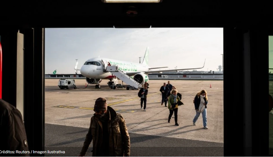 ¡DE PELÍCULA! AVIÓN ABORTA ATERRIZAJE POR FUEGOS ARTIFICIALES DE UNA BODA EN PARÍS