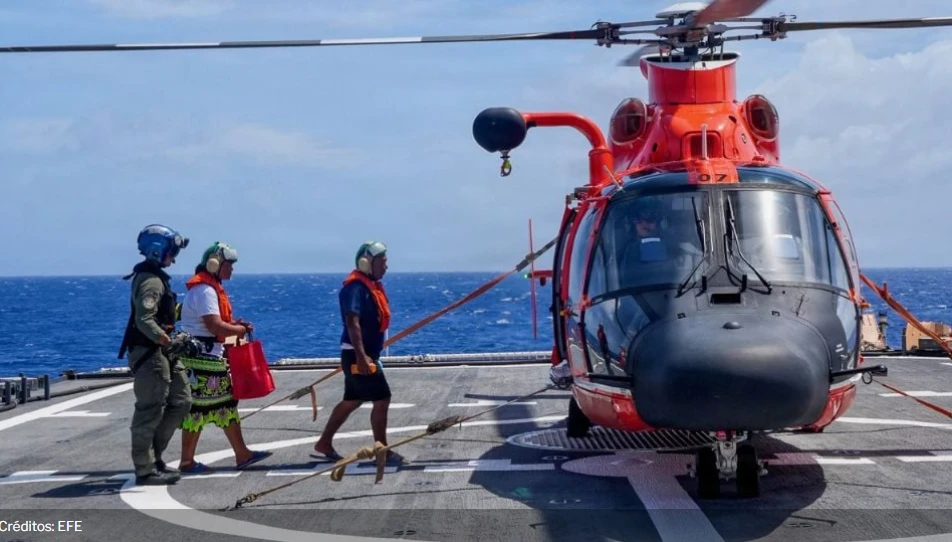 Rescatan a familia tras siete días a la deriva en el Pacífico