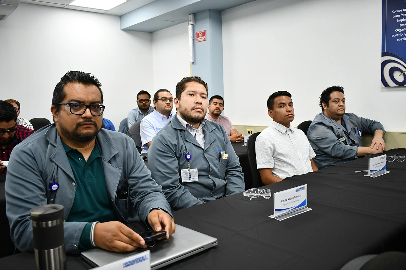 🤖⚙️ ¡TALENTO QUERETANO AL SIGUIENTE NIVEL! La UTEQ y KOSTAL Mexicana se unen. 🎓🏭