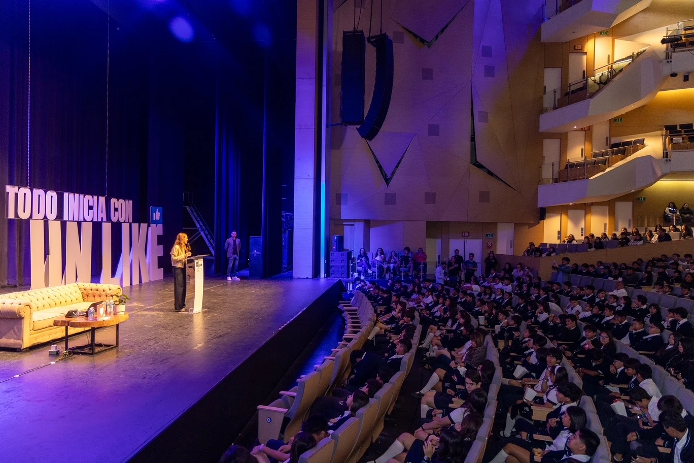 📱⚠️ ¡NO TE LA JUEGUES EN REDES SOCIALES! Lo que empieza con un "like" puede cambiar tu vida. 💻🛡️